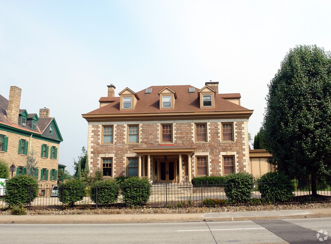 Building Photo - 6109 5th Ave