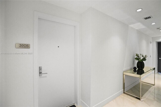 Foto del edificio - 700 NE 24th St