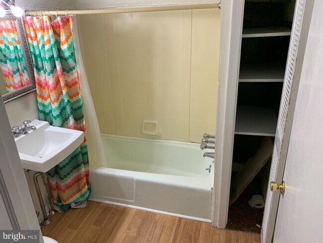 Foto del edificio - 800 Darby Rd