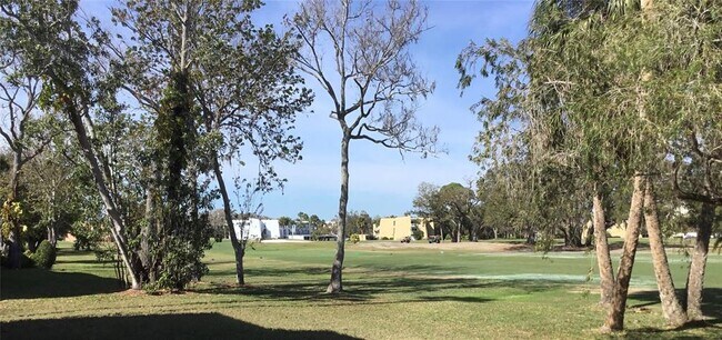 Foto del edificio - 48 Country Club Dr