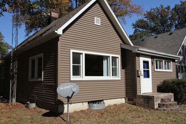 Building Photo - 1429 W Edwards St