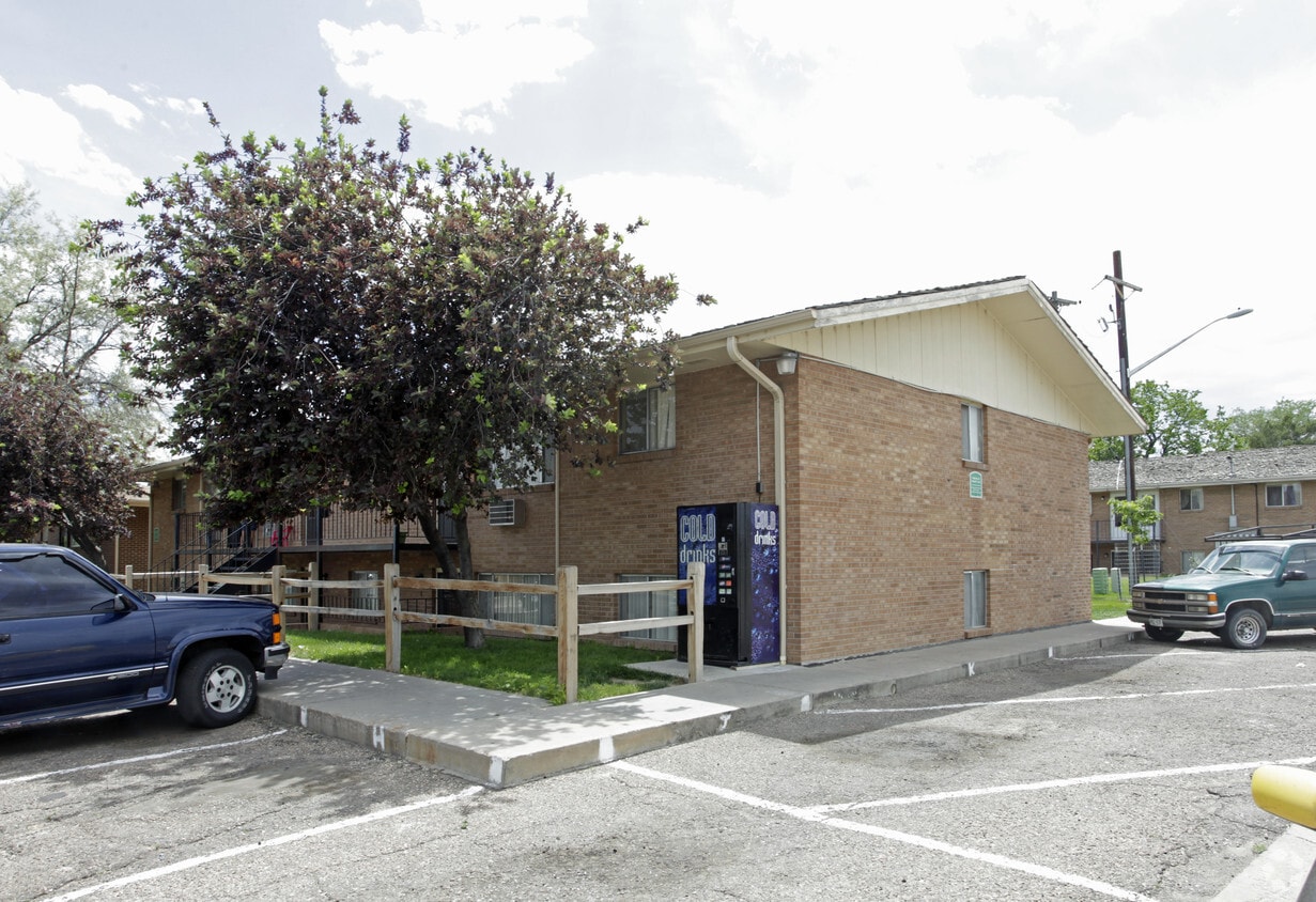 Building Photo - 3001 Lakeside Dr