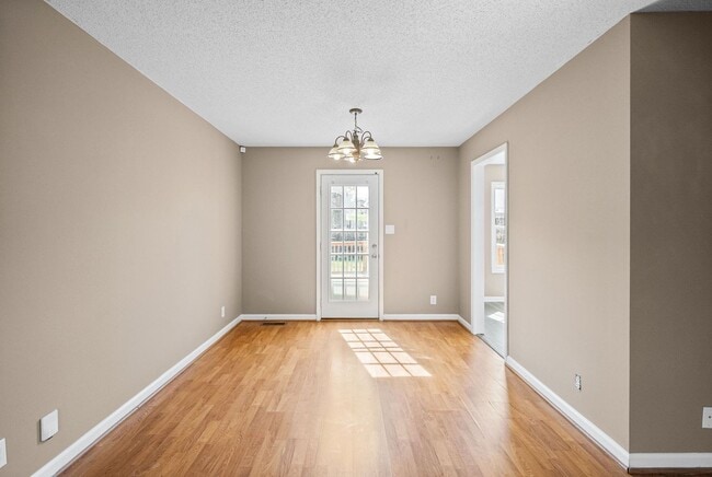 Foto del edificio - LARGE FENCED IN YARD!!!