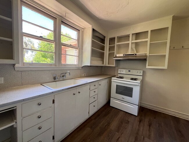 Building Photo - Charming 2 bedroom, 1 Bathroom Vintage Bri...