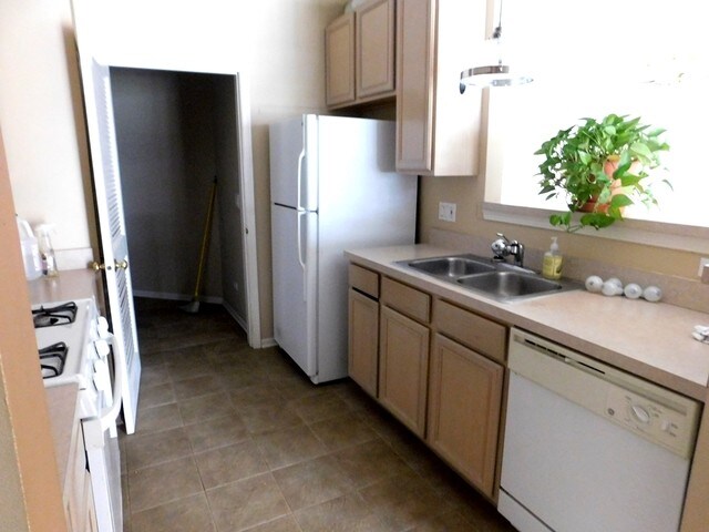 Building Photo - 660 Mill Cir