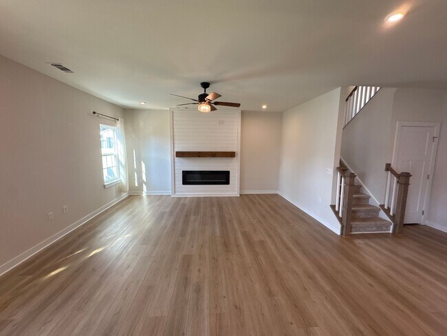 Building Photo - Spacious 4-Bedroom Home with Fenced Backya...