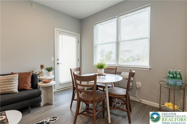 Building Photo - 948 N Front St