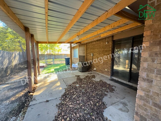 Foto del edificio - Cozy 3-Bedroom Home with Fireplace, Covered Patio & Large Fenced Backyard for Lease