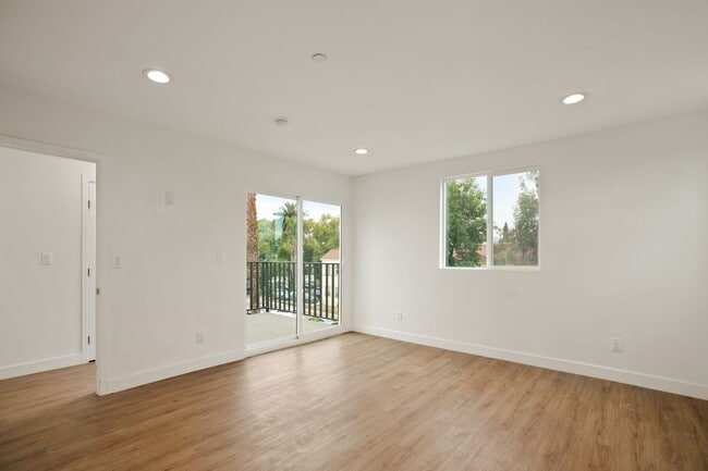 Building Photo - 4232 Rosewood Ave