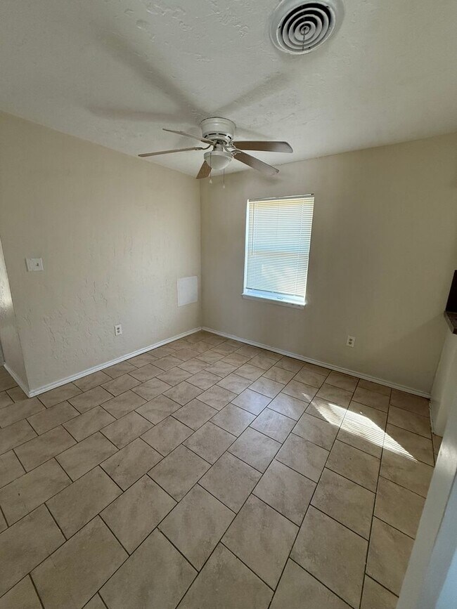 Foto del edificio - 2312 NW 46th- Hot new listing!