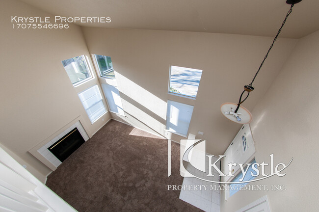 Building Photo - Gorgeous home in Glen Cove