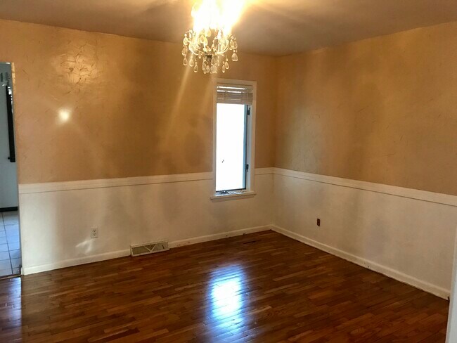 Dining Room - 700 College Ave