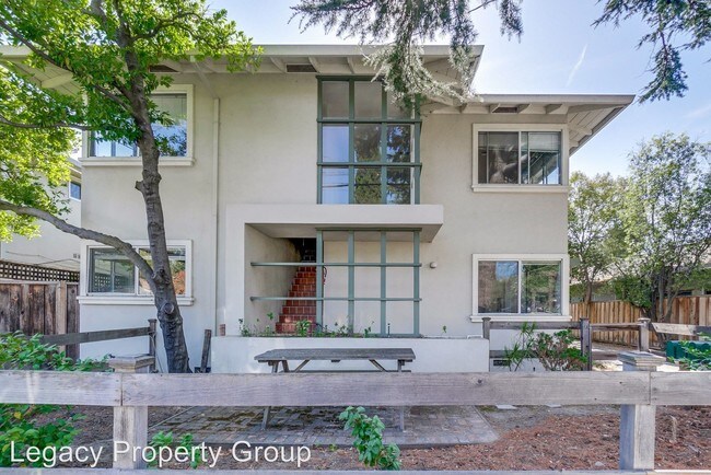 Building Photo - 689 Roble Ave