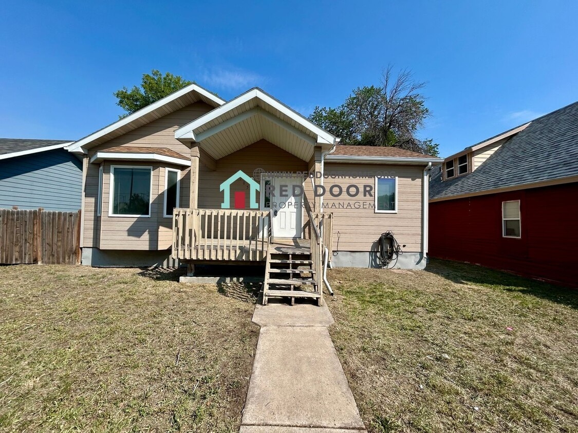 Foto principal - Spacious 3 Bed / 2 Bath Home with Finished...