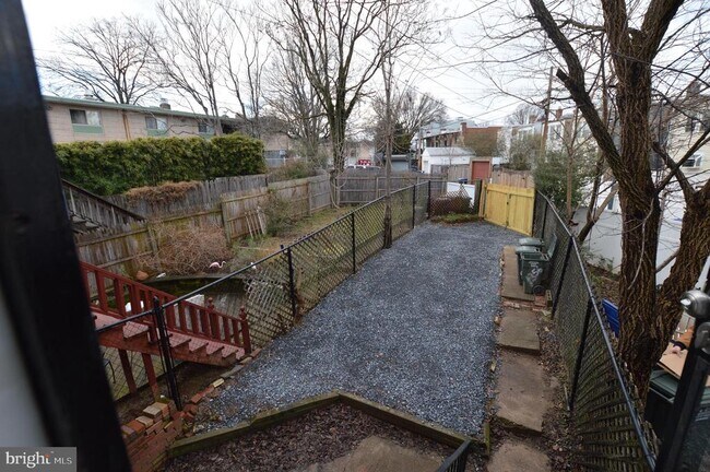 Building Photo - 1356 D St SE