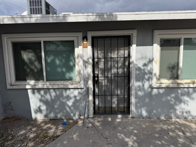Building Photo - 2517 E Cedar Ave