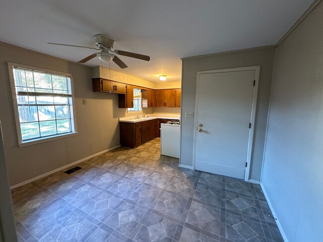 Foto del edificio - Come look at this 2-bedroom 1-bath home in...