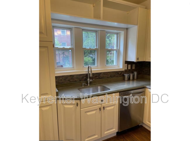 Foto del edificio - 242 Emerson St NW