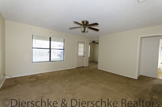 Foto del edificio - 3 bedroom 2 bath home with fenced in backy...