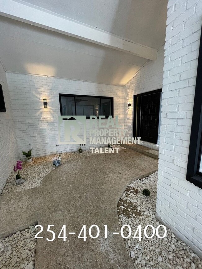 Foto del edificio - 111 Country Club Dr