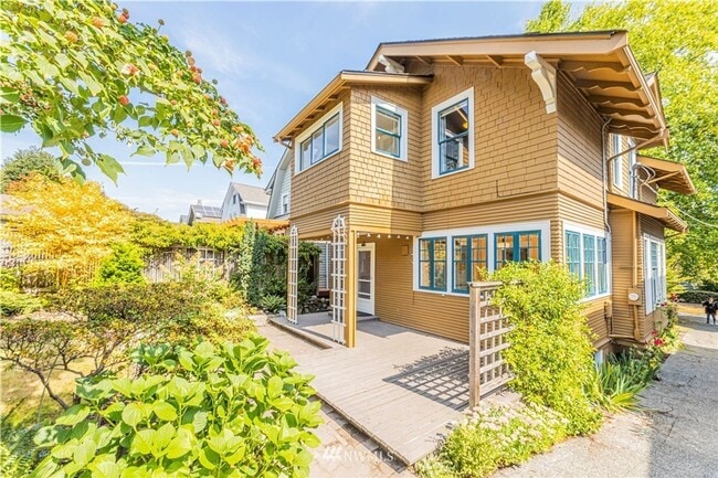 Building Photo - Beautiful Craftsman home in the desirable ...