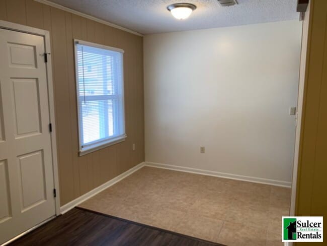 Building Photo - Newly Remodeled - Efficient One Bedroom