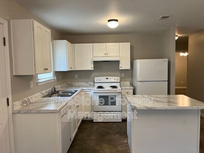 Building Photo - 3805 Lake Park Cove