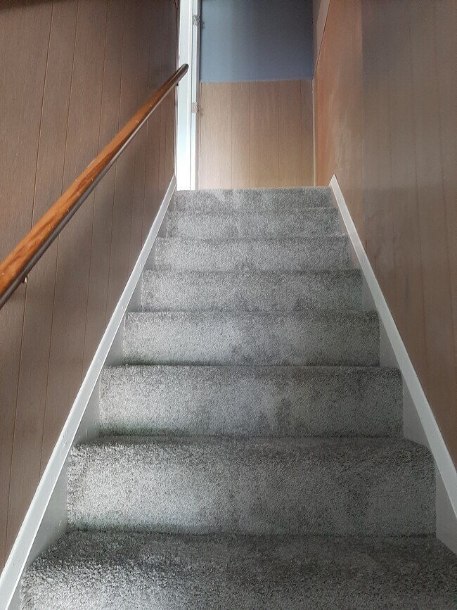 Escaleras a su unidad - 4611 Parkwood Ave