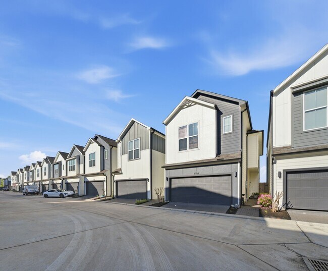 Foto del edificio - 5929 Haring Ln