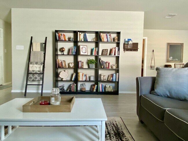 Foto del edificio - **APPLICATION RECEIVED** AVAILABLE NOW! 3 ...