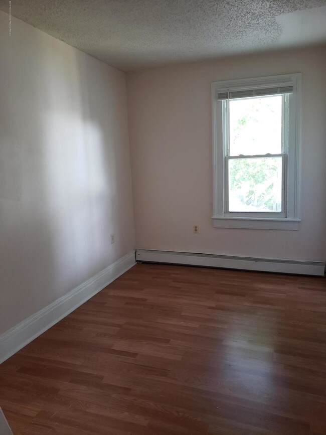 Building Photo - 930 Bangs Ave