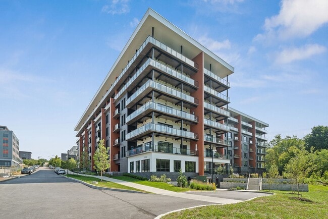 Building Photo - Exceptional 2 Bed/2 Bath + Large Family Ro...