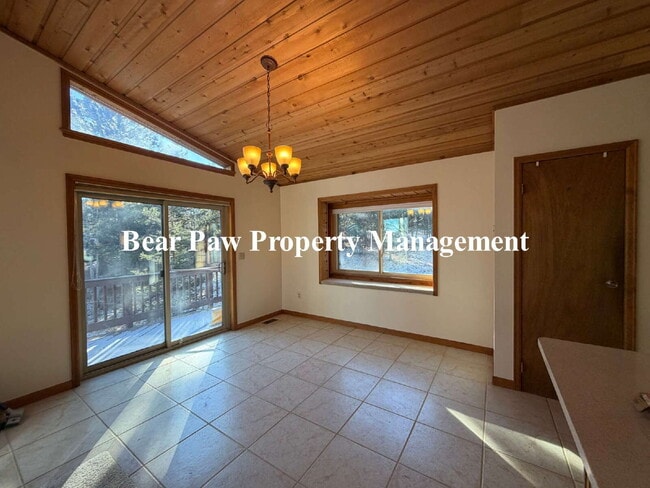 Building Photo - Two bedroom, two bath Bailey Beauty!