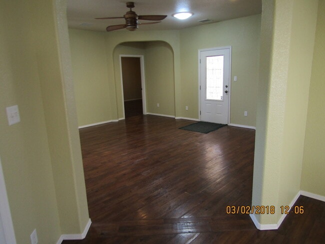 Building Photo - Beautiful 3 Bedroom/2 Bath Home !! **Comin...