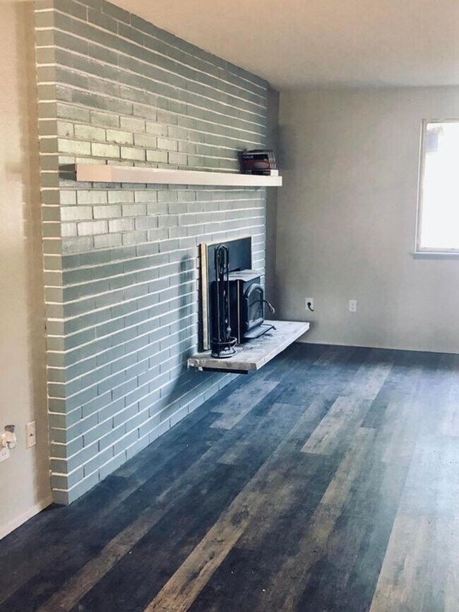 Foto del edificio - Townhouse in Desirable University Place Ne...