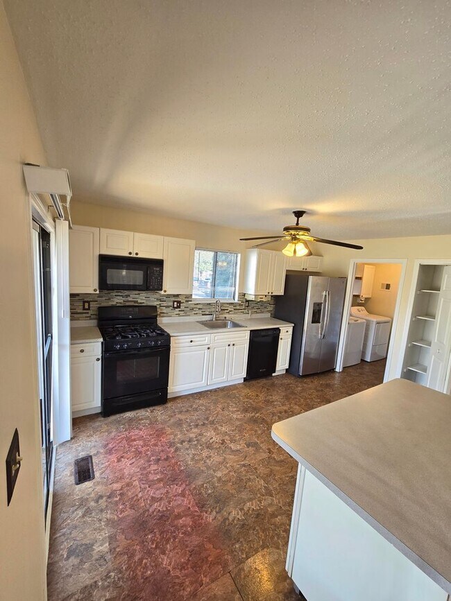 Building Photo - Spacious, freshly painted end-unit townhou...