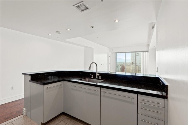 Foto del edificio - On the Strip, Luxury 2 Bedroom Condo with 4 Pools and Incredible Amenities