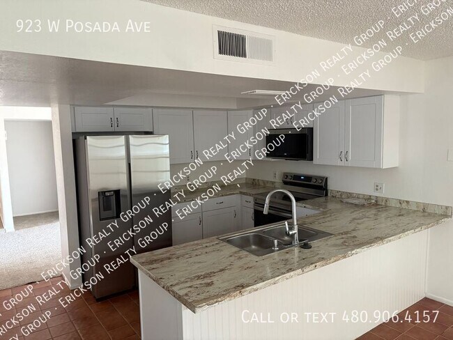 Building Photo - 923 W Posada Ave