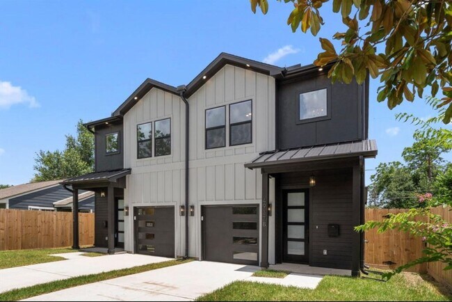 Building Photo - Modern Luxury 3bd/2.5 bath Duplex for Rent