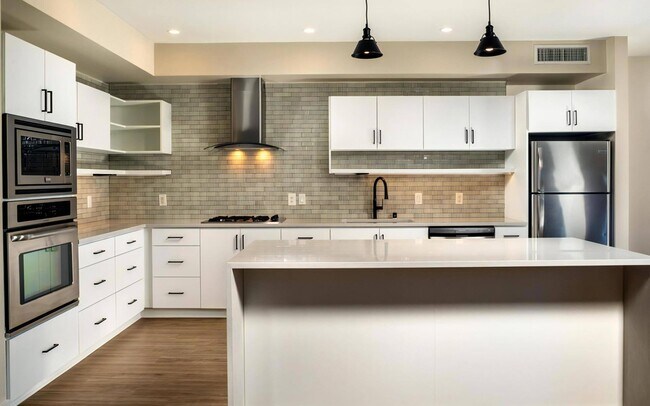 Cocina amplia Cocina abierta con estufa de gas - Venice on Rose