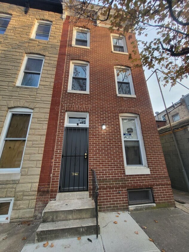 Foto principal - 4 Bed/ 2 Bath Townhouse