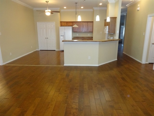 Building Photo - 915 Hidden Oaks