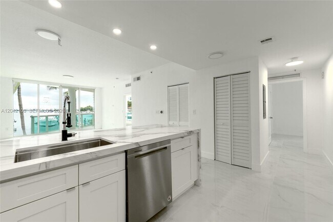 Building Photo - 7914 Harbor Island Dr