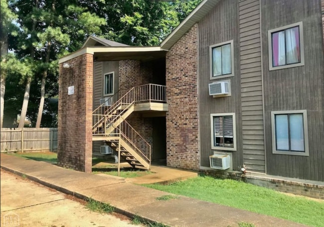 Building Photo - 922 W Oak Ave