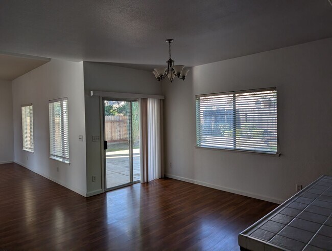 Foto del edificio - Nice 2 story home with lots of space, close to Fugman Elementary, Copper River and Woodward Park.