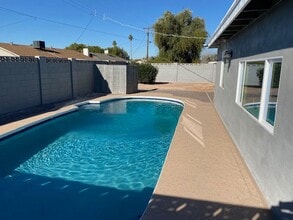 Building Photo - 513 E Laguna Dr