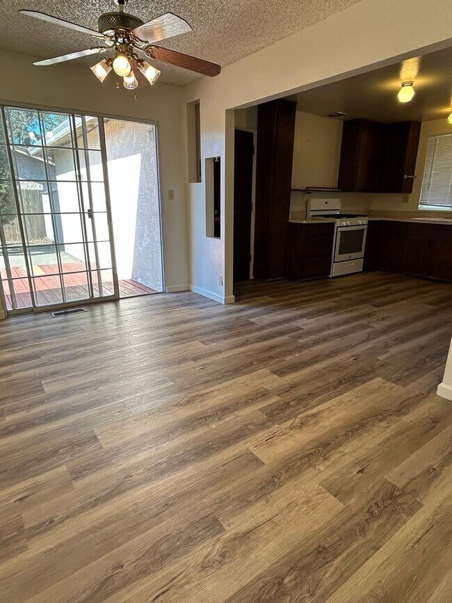 Foto del edificio - 5 Jasper Dr