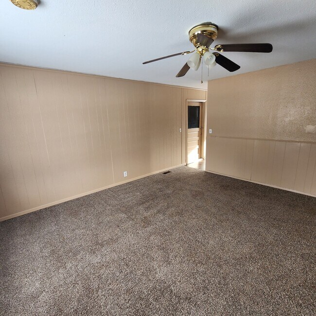 Building Photo - 914 Knollcrest Dr