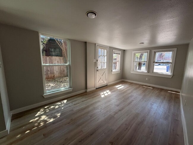 Building Photo - 2Bed/1bath Duplex in Hyde Park with Small Yard