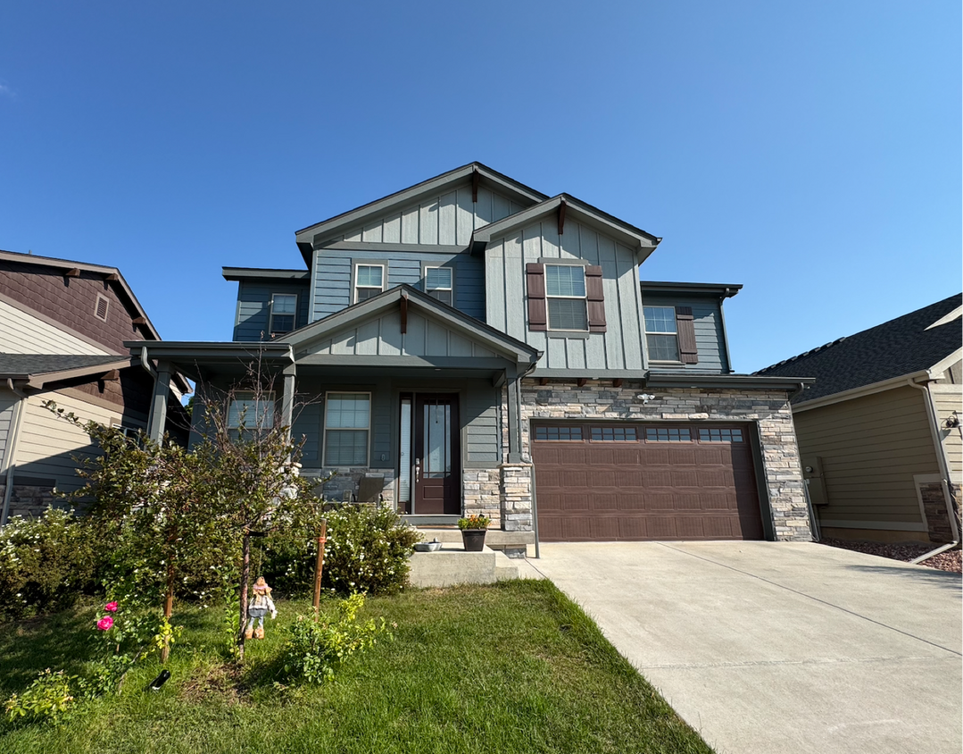 Foto principal - Gorgeous 4 Bed, 3.5 Bath Home | 3,100+ Sq ...